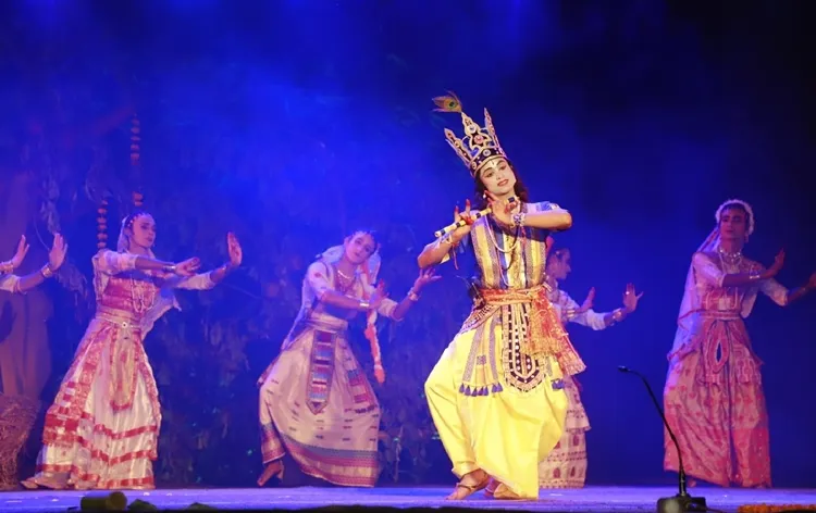 মঞ্চ ৰাসত গোপীৰ সংগে শ্ৰীকৃষ্ণৰ লীলা  