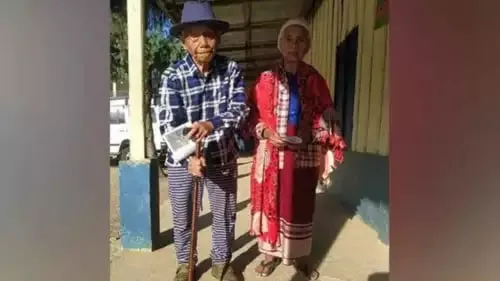 ১০১ বছৰীয়া পু ৰুয়ালহনুদালাই তেওঁৰ ৮৬ বছৰীয়া পত্নী পাই থাংলিথলুই  