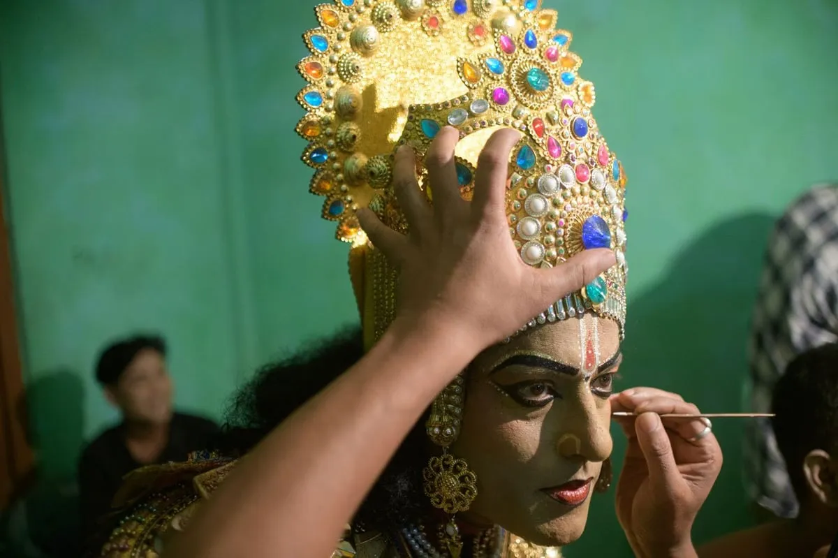 এইদৰেই 'মেক-আপ' শিল্পীয়ে সাজু কৰি তোলা ৰাসৰ অভিনেতাক  