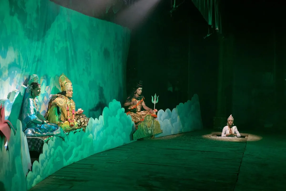 মঞ্চৰ ৰাসৰ এক দৃশ্য  