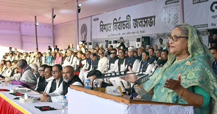 নিৰ্বাচনী প্ৰচাৰ সভাত দলীয় নেতাৰ সৈতে শ্বেইখ হাছিনা  