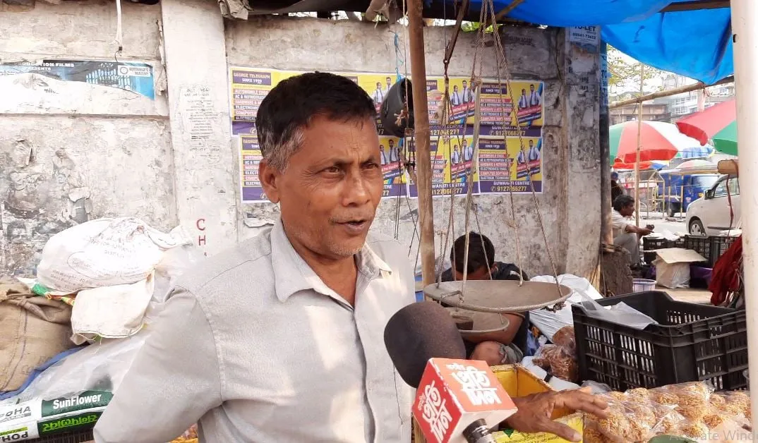 ৪০ বছৰ ধৰি ইয়াত দোকান দি থকা বীৰেন কলিতা। তেওঁ ক'লে বৰ লাভজনক ব্যৱসায় এয়া।  User