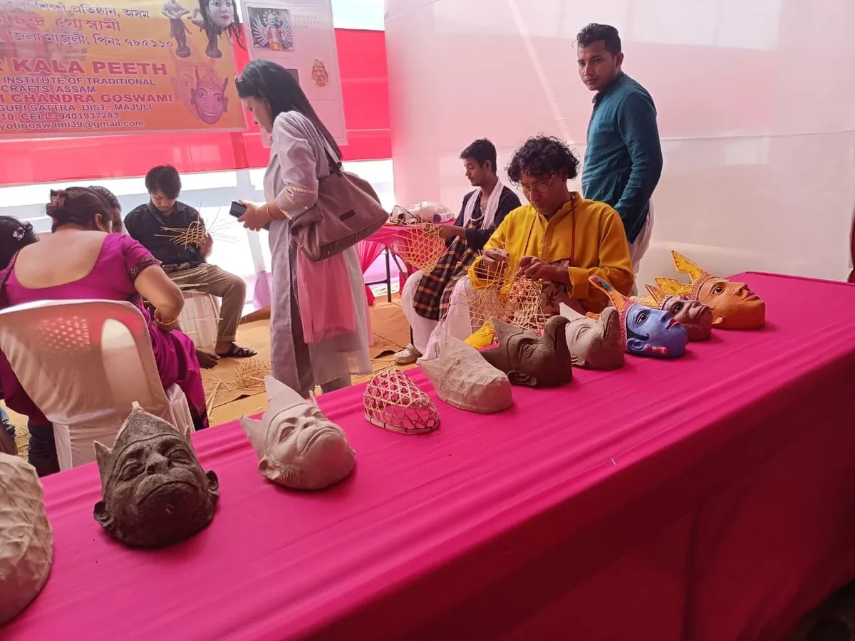 মহিলা, যুৱকে অংশগ্ৰহণ কৰিছে মুখা শিল্পৰ কৰ্মশালাত  