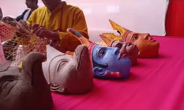তিনিখন সম্পূৰ্ণ আৰু দুখন অসম্পূৰ্ণ মুখা  