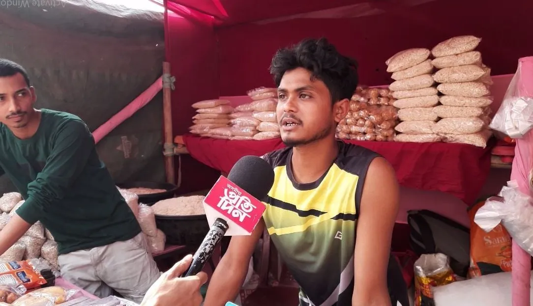 ৪ টা আত্মসহায়ক গোটৰ পিঠা, জলপান আদিৰে ৬ সতীৰ্থৰ সৈতে দোকান দিয়া নিতুল তালুকাদাৰ  User
