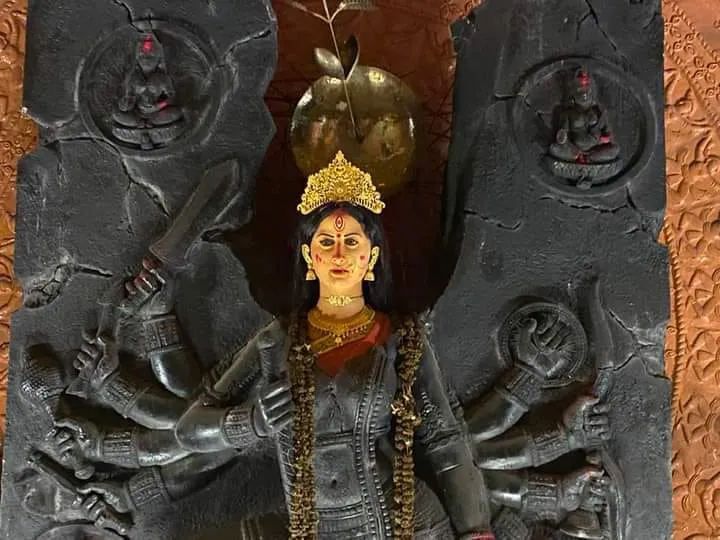 কলিকতাৰ ৰবীন্দ্ৰ সৰোবৰ প্ৰাংগণত এবছৰৰ বাবে সংৰক্ষণ কৰা প্ৰতিমা ৩, (ফটোঃ লিখকৰ)  