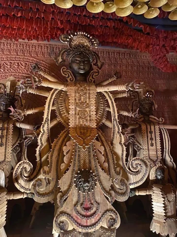 কলিকতাৰ ৰবীন্দ্ৰ সৰোবৰ প্ৰাংগণত এবছৰৰ বাবে সংৰক্ষণ কৰা প্ৰতিমা ২, (ফটোঃ লিখকৰ)  