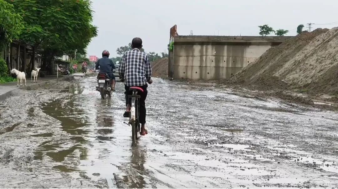 অসমৰ নিৰ্মীয়মান ঘাইপথৰ অৱস্থা,ফটো:৩  