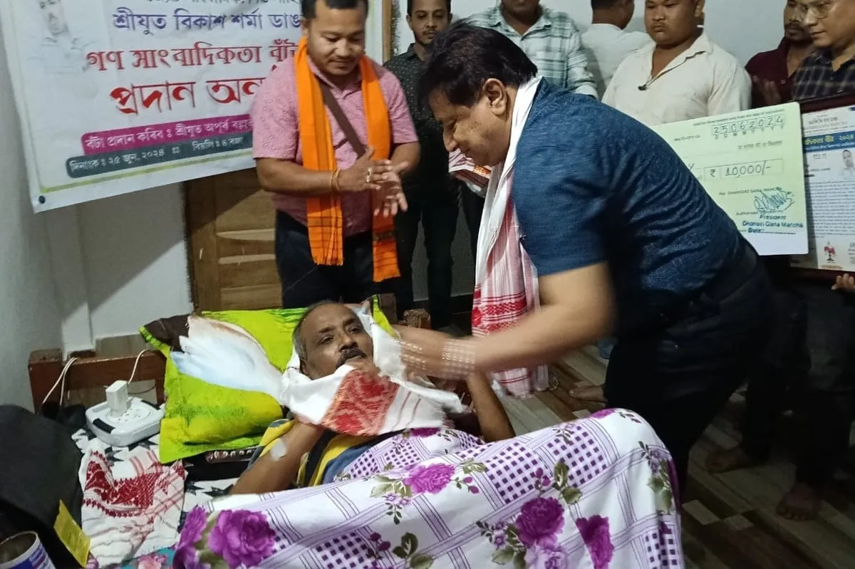 অসুস্থ সতীৰ্থ বিকাশ শৰ্মাৰ কাষত অপূৰ্ব বল্লভ গোস্বামী  