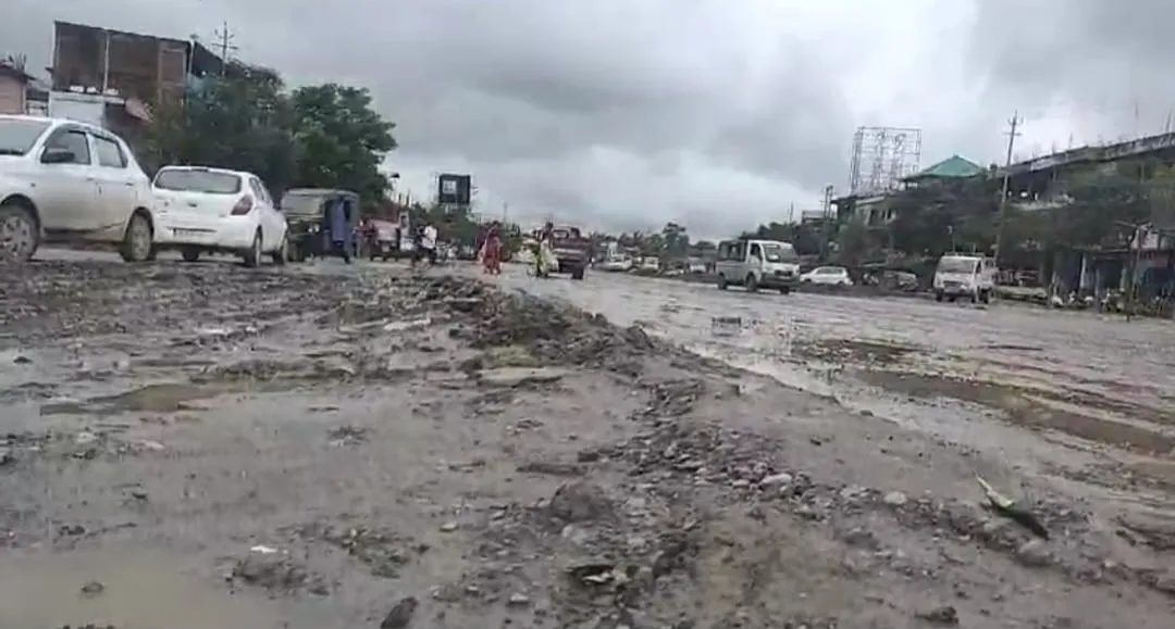 অসমৰ নিৰ্মীয়মান ঘাইপথৰ অৱস্থা, ফটো: ২  