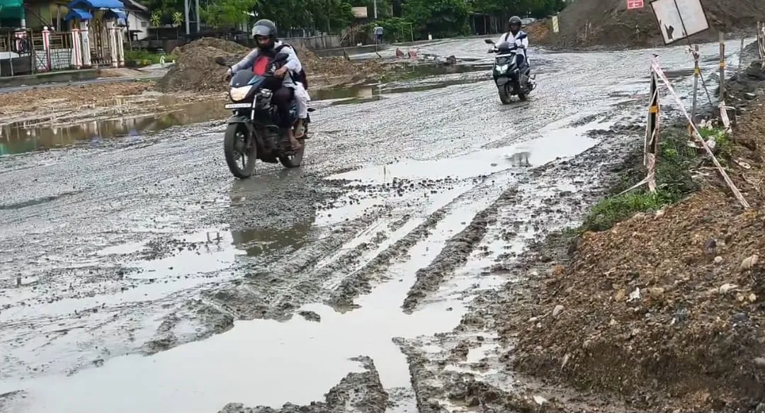 অসমৰ নিৰ্মীয়মান ঘাইপথৰ অৱস্থা, ফটো: ১  