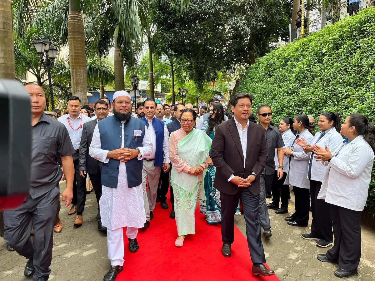 পি এ চাংমাৰ সহধৰ্মিনী ড০ সুৰদিনী কে চাংমাক আদৰি নিয়াৰ মুহূৰ্তত  