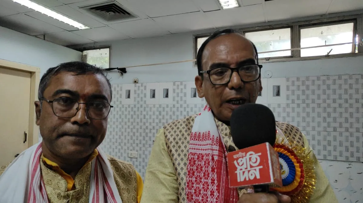 সঞ্চালক অনিল বৰুৱা আৰু কৃতী ৰঞ্জন শৰ্মা  