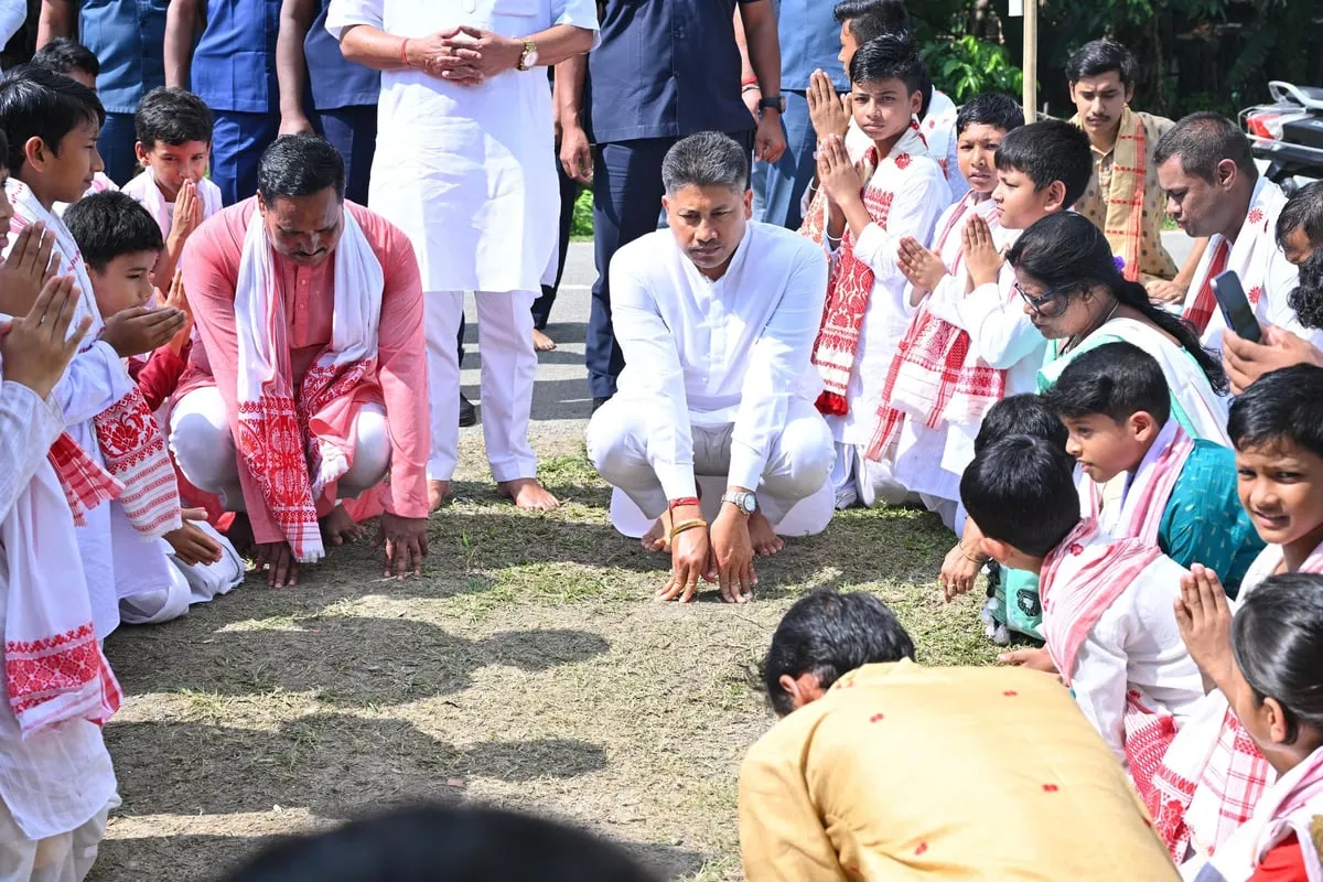 ভকতসকলৰ সৈতে সেৱা লোৱা মূহূৰ্তত  