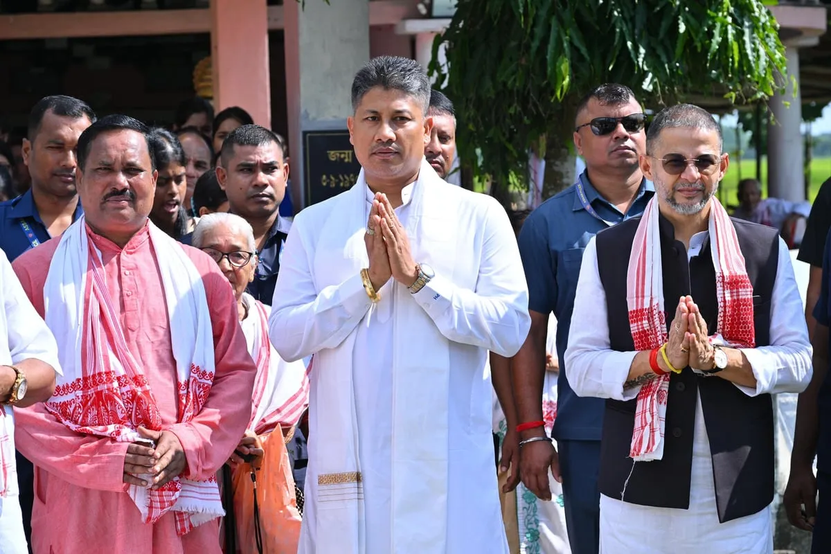 নিৰ্বাচনী প্ৰচাৰত ব্যস্ত মন্ত্ৰী পীযুষ হাজৰীকা, কাষত বিধায়ক দিগন্ত কলিতা  