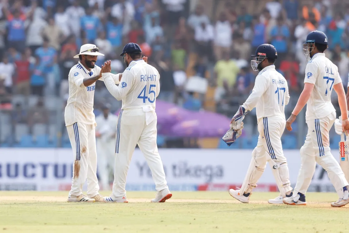 উইকেট দখলৰ পাছত জাডেজাক সতীৰ্থৰ অভিবাদন  