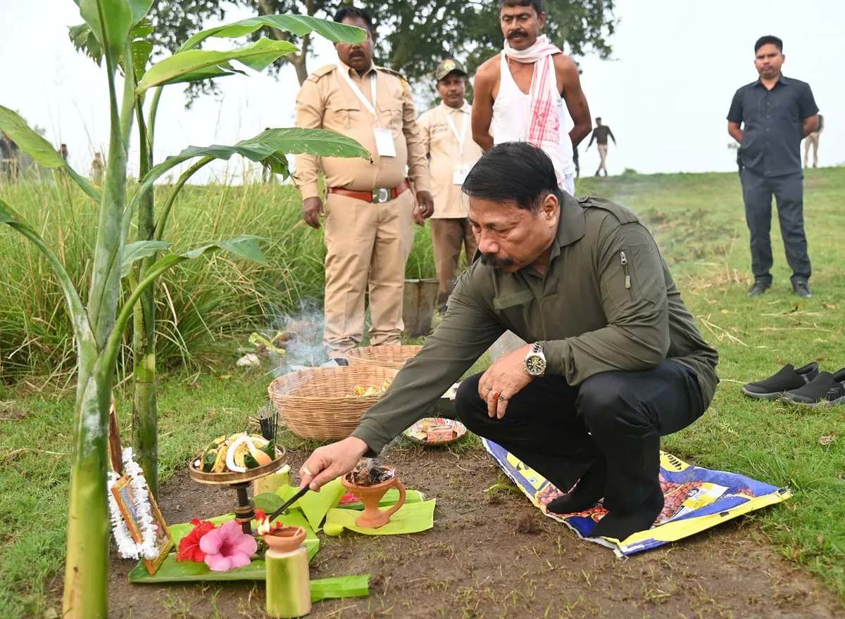 হস্তী পূজাত এনেদৰে দেখা গৈছে অতুল বৰাক  