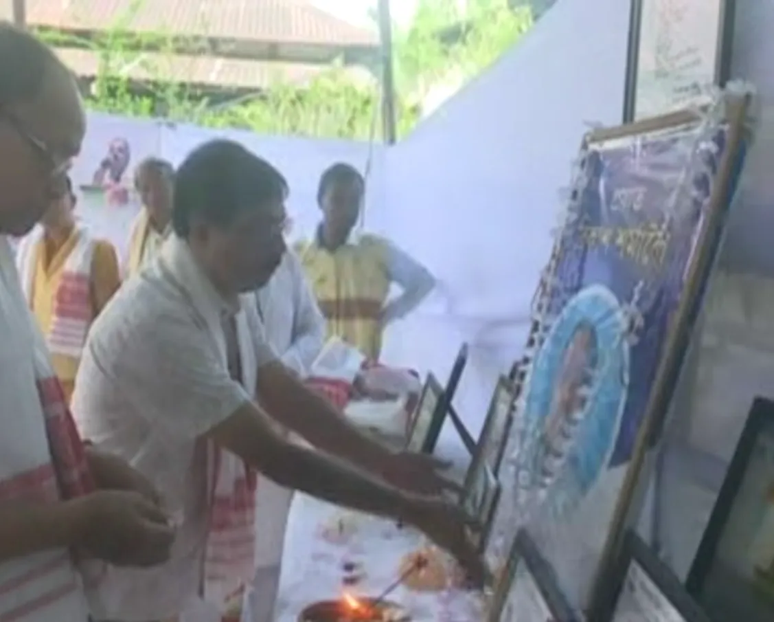 শ্ৰদ্ধা নিবেদন কৰি থকা অৱস্থাত অসমীয়া প্ৰতিদিনৰ সহযোগী সম্পাদক প্ৰকাশ মহন্ত  
