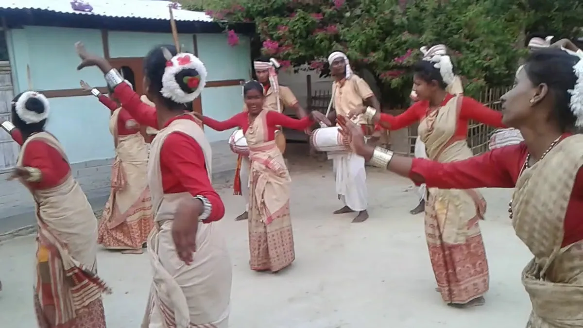 দুষ্ট ঢুলীয়া নাচনী নিবৰ মন…  