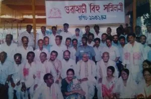 গুৱাহাটী বিহু সন্মিলনীৰ কৰ্মকৰ্তা তথা ৰাইজৰ মাজত প্ৰফুল্ল কুমাৰ মহন্তৰ সৈতে বাজপেয়ী  