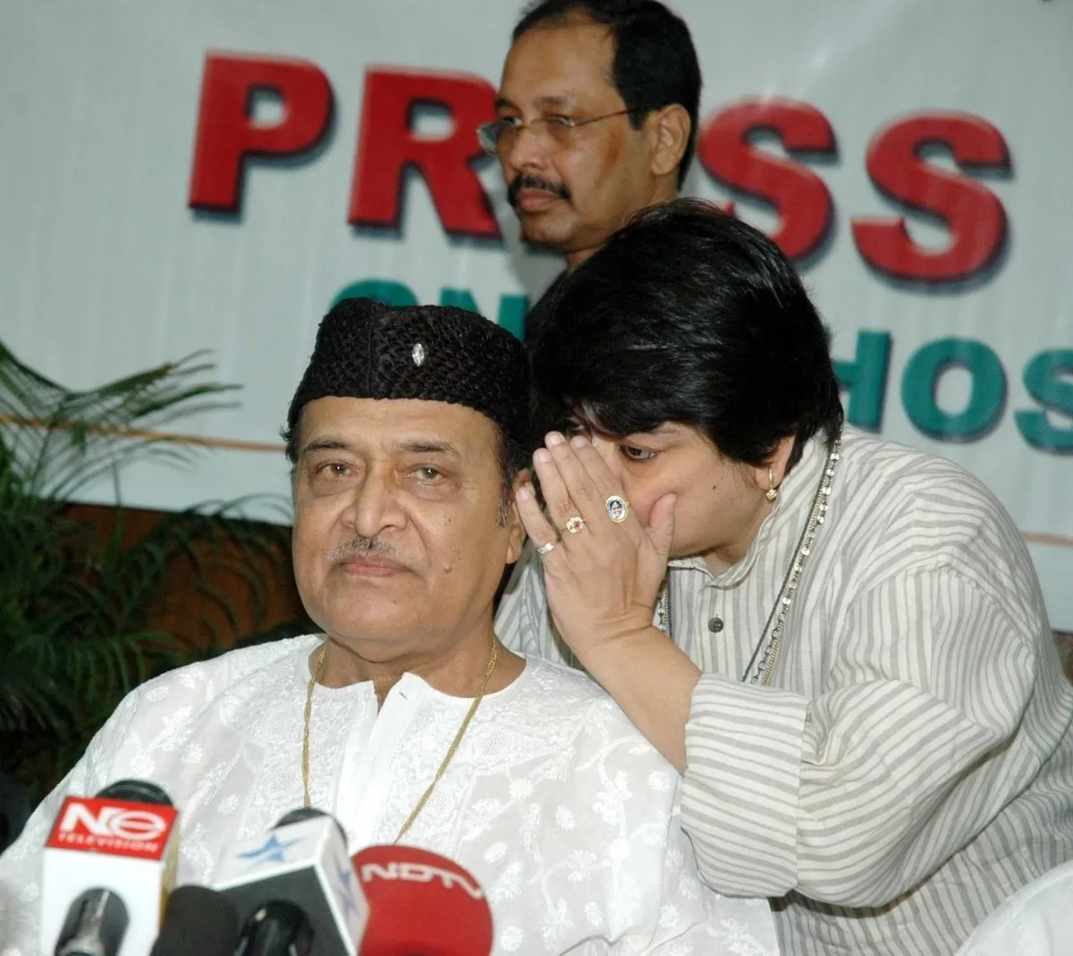 সুখৰ দিনত সুধাকণ্ঠৰ সৈতে এক সংবাদমেলত  