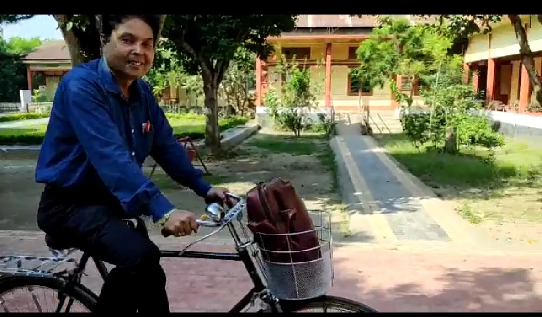 ২৭ অক্টোবৰত চাইকেলেৰে কলেজলৈ অহা মৰিগাঁও মহাবিদ্যালয়ৰ অধ্যক্ষ লীলা কান্ত বৰঠাকুৰ  