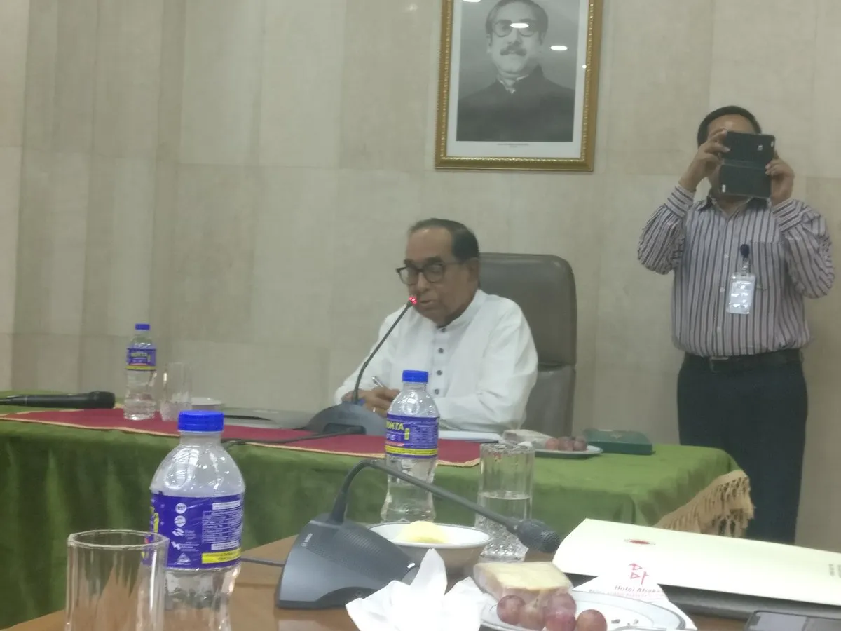 ঢাকাত সংবাদমেল সম্বোধন কৰি থকা সময়ত বাংলাদেশৰ প্ৰধানমন্ত্ৰী হাছিনাৰ ৰাজনৈতিক উপদেষ্টা হুছেইন তফিকুৰ ইমামে।  