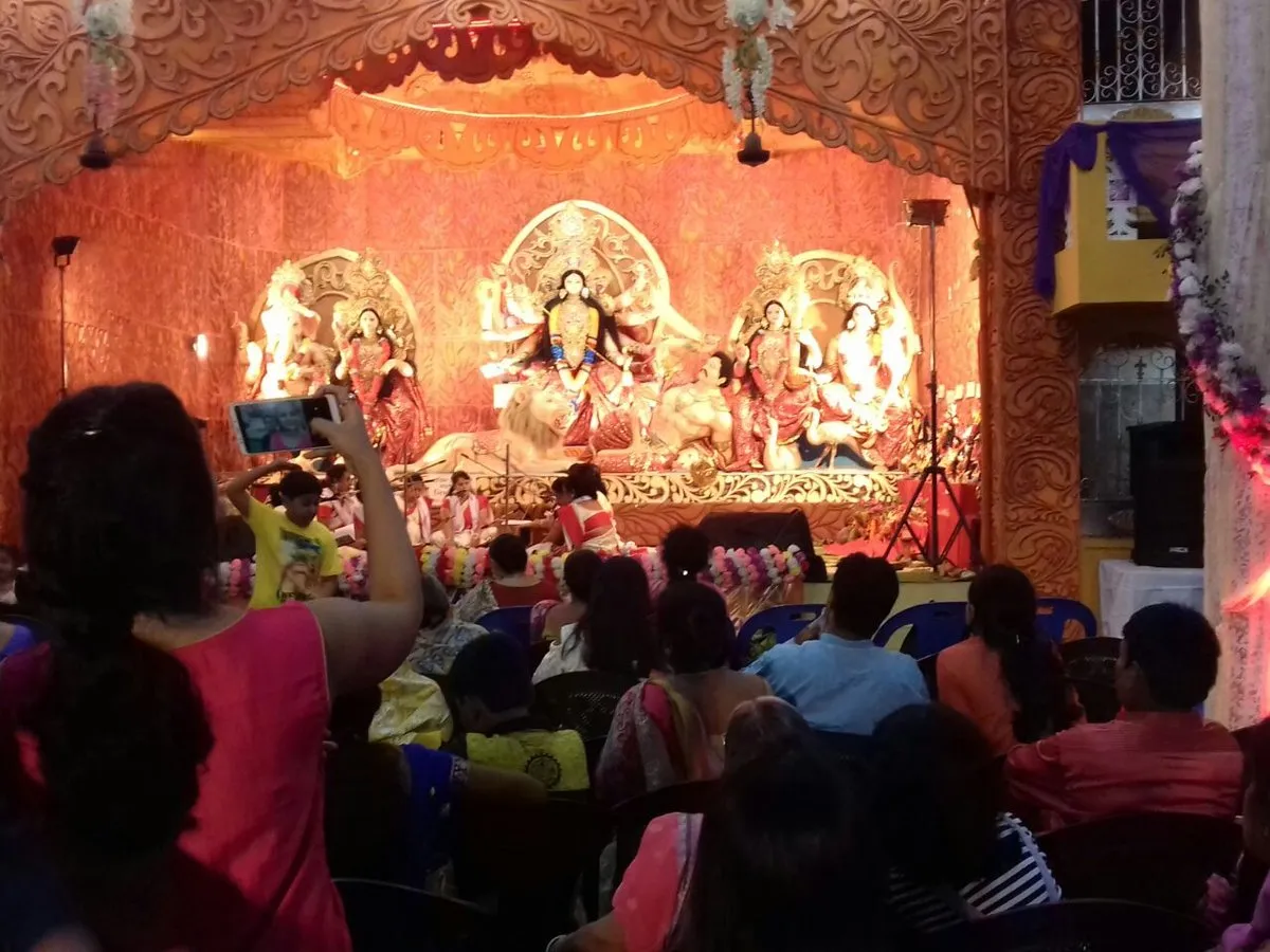 মালিগাঁৱৰ আমেৰিকান কলনীৰ পূজা মণ্ডপৰ ভিতৰৰ পৰিবেশ…  