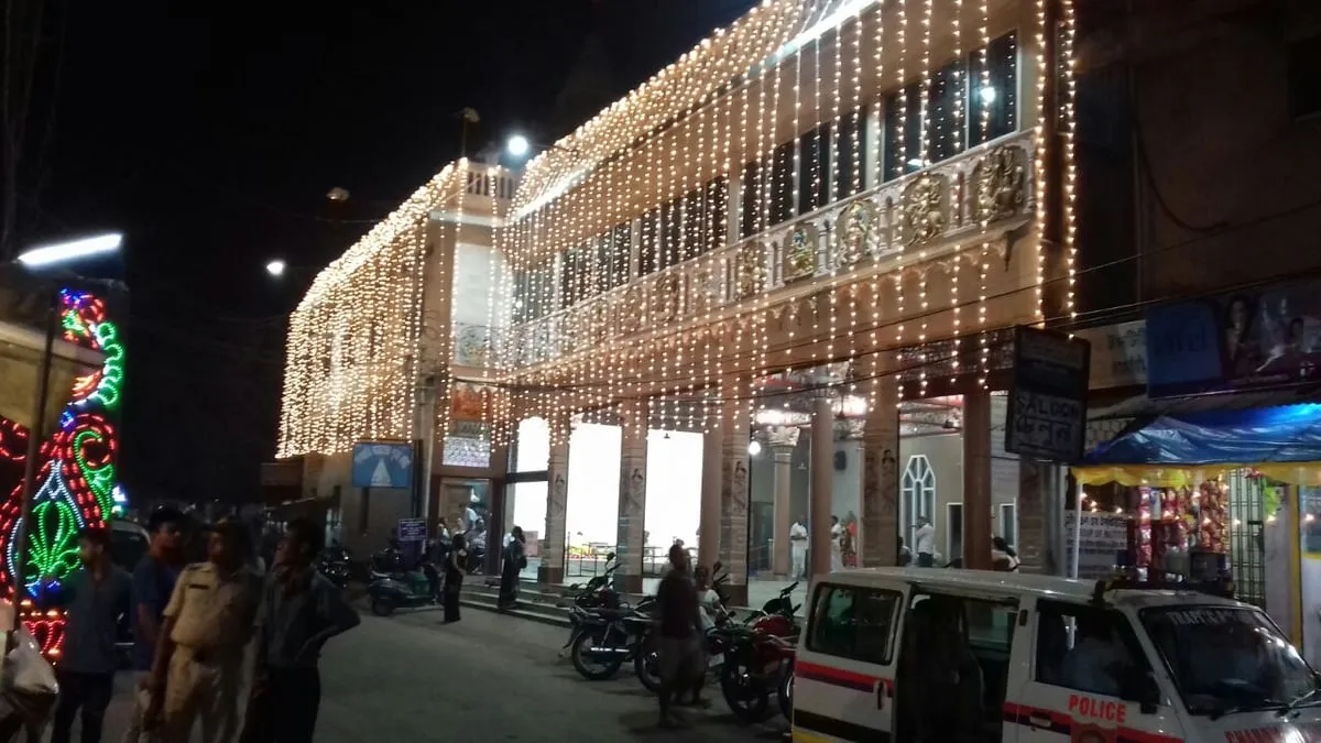 পূজা উপলক্ষে আটক ধুনীয়াকৈ সজাই তোলা হৈছে চানমাৰি কলনীৰ দুৰ্গা মন্দিৰ…  