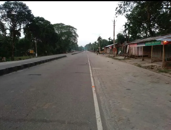 লখিমপুৰত বন্ধৰ সময়ত জনশূন্য বাট-পথ  