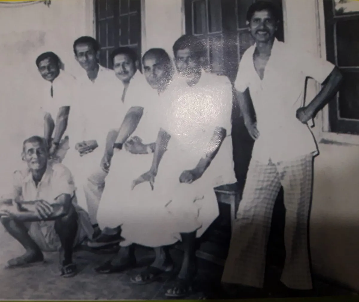 মহাৰাণা ক্লাৱৰ একালৰ জনপ্ৰিয় কৰ্মচাৰী পিটিকাই (বহি থকা জন) ক্লাৱৰ একাংশ সদস্যৰ সৈতে।  
