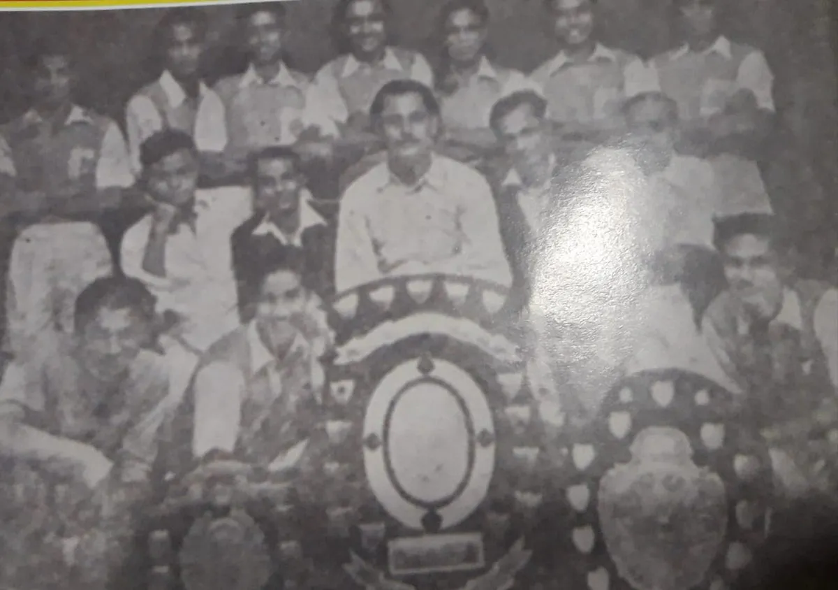 ১৯৫৩চনৰ বৰদলৈ ট্ৰফী বিজয়ী মহাৰাণা ফুটবল দলটো।  