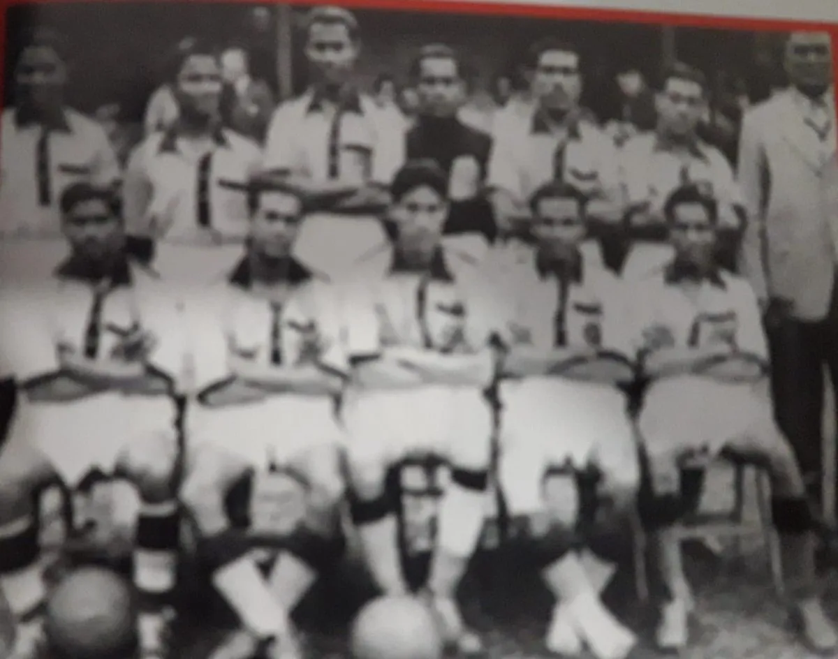 ১৯৪৮চনত লণ্ডন অলিম্পিকত অংশ লোৱা ভাৰতীয় ফুটবল দলটো। বহি থকা সকলৰ বাঁও ফালৰ পৰা তিনি নম্বৰজন অধিনায়ক, ডাঃ টি আও।  