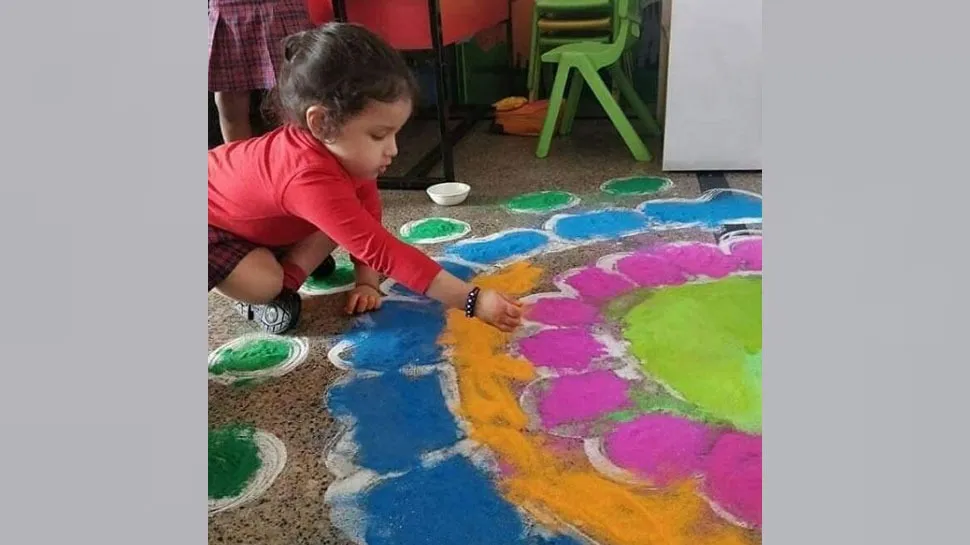 দীপাৱলীৰ দিনা আল্পনা অংকণত ব্যস্ত এম এছ ধোনীৰ একমাত্ৰ জীয়াৰী জীৱা।  