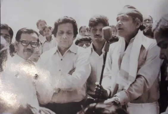 সুধাকণ্ঠ ড০ ভূপেন হাজৰিকাৰ সৈতে পুণ্যব্ৰত দেৱ গোস্বামী।  