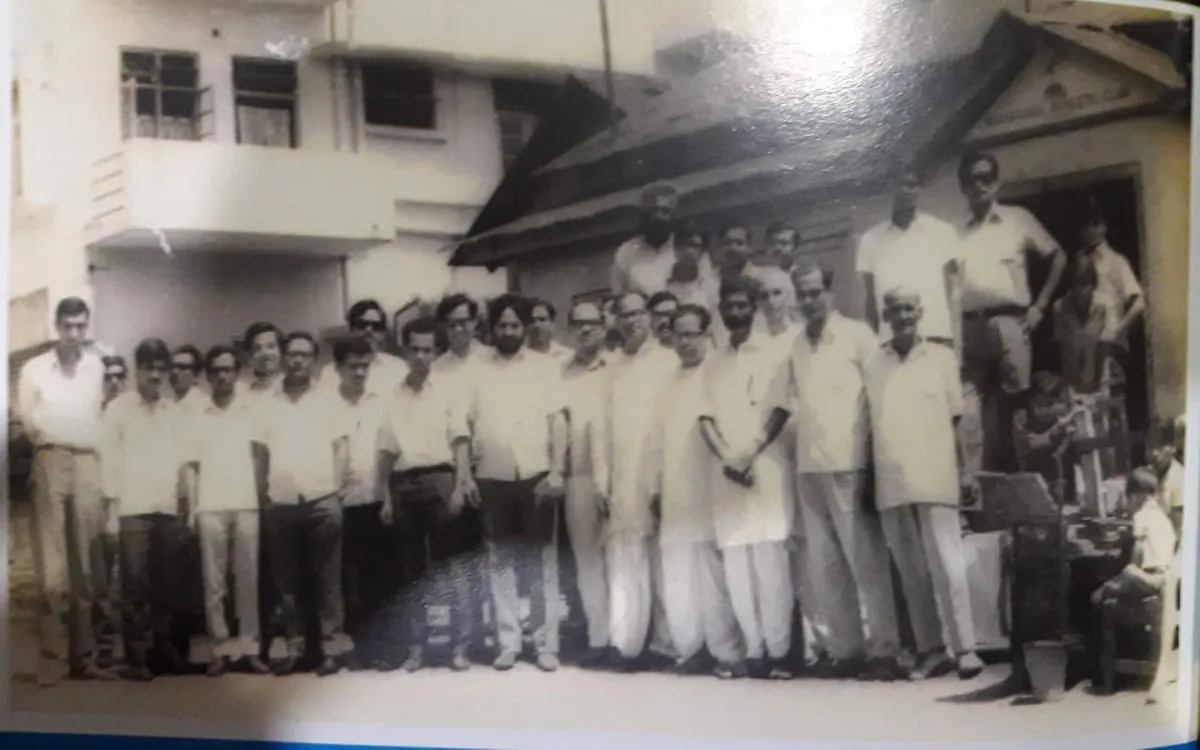 ক্লাৱৰ পুৰণি বিল্ডিঙৰ সন্মুখত তেতিয়াৰ কৰ্ম-কৰ্তাসকলৰ এখন আলোকচিত্ৰ  