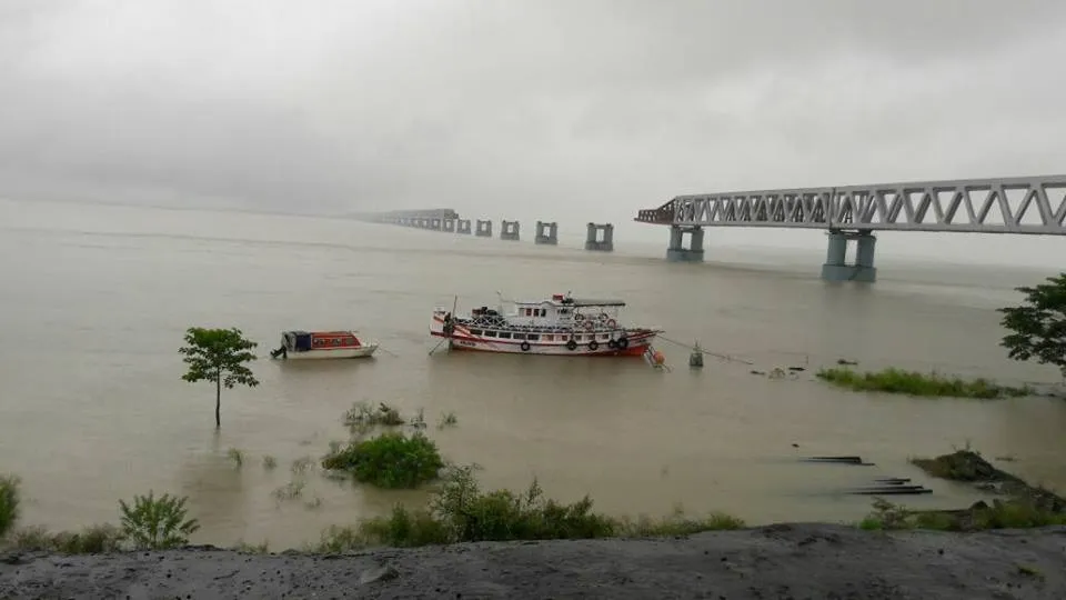 অতীত হ'ব এতিয়া এদিন অত্যন্ত ব্যস্ত আৰু যোগাযোগৰ একমাত্ৰ মাধ্যম এই ফেৰী আৰু ঘাটসমূহ।  