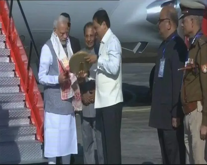 বগীবিল উদ্বোধন কৰিবলৈ অহা প্রধানমন্ত্ৰীক বিমান বন্দৰত সম্বৰ্ধনা মুখ্যমন্ত্ৰীৰ।  