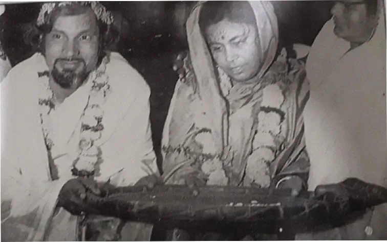 ১৯৭৬চনত বিবাহপাশত আৱদ্ধ হৈছিল দীপালি বৰঠাকুৰ-নীলপবন বৰুৱা।  