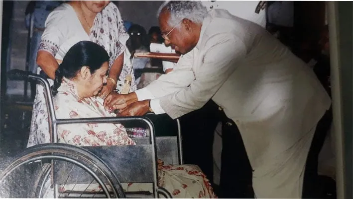 ৰাষ্ট্ৰপতি কে আৰ নাৰায়ণনে ১৯৯৮ চনত পদ্মশ্ৰী বঁটা প্ৰদান কৰা মুহূৰ্তত।  