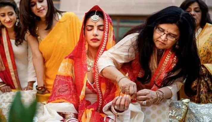 বিবাহৰ এক পৰম্পৰাৰ সময়ত প্ৰিয়ংকা  