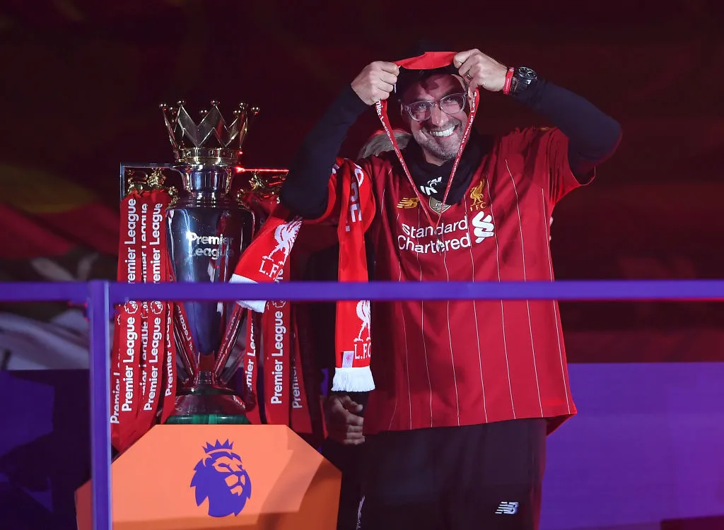 Jurgen Klopp and the Premie League trophy 