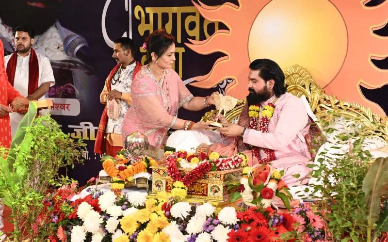 Smita Thackeray & Shri tulsi Ji Maharaj