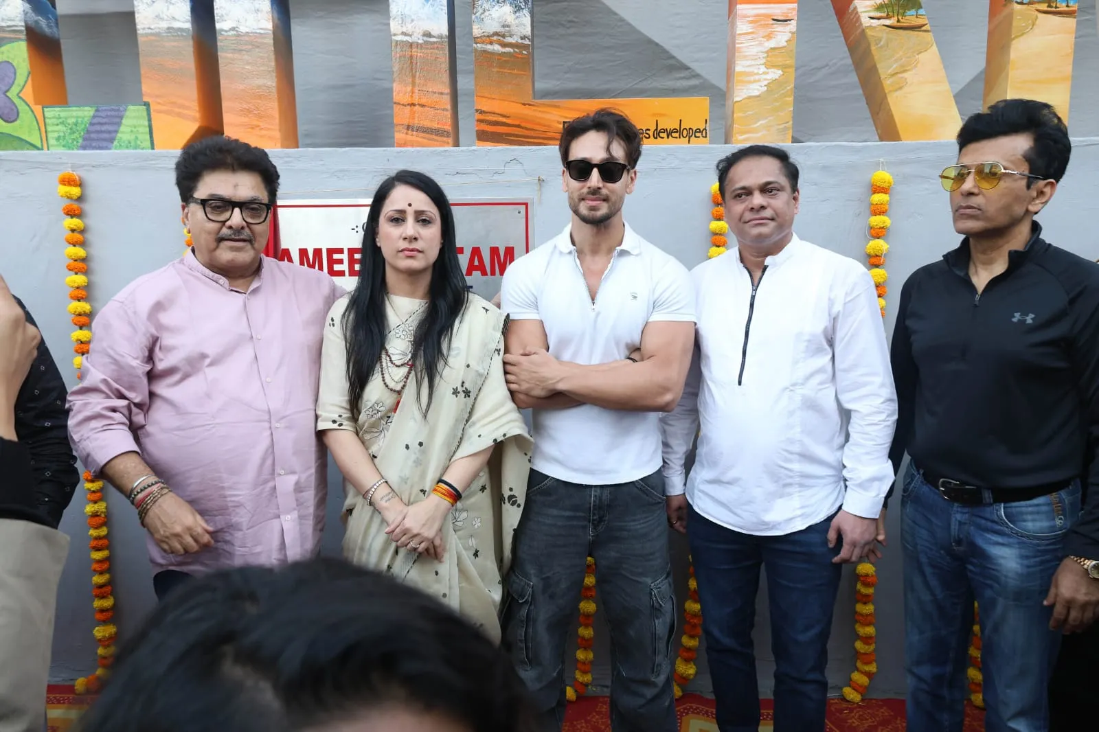 Tiger Shroff Unveils #Andheri(W) Sculpture by artist Rouble Nagi.jpeg