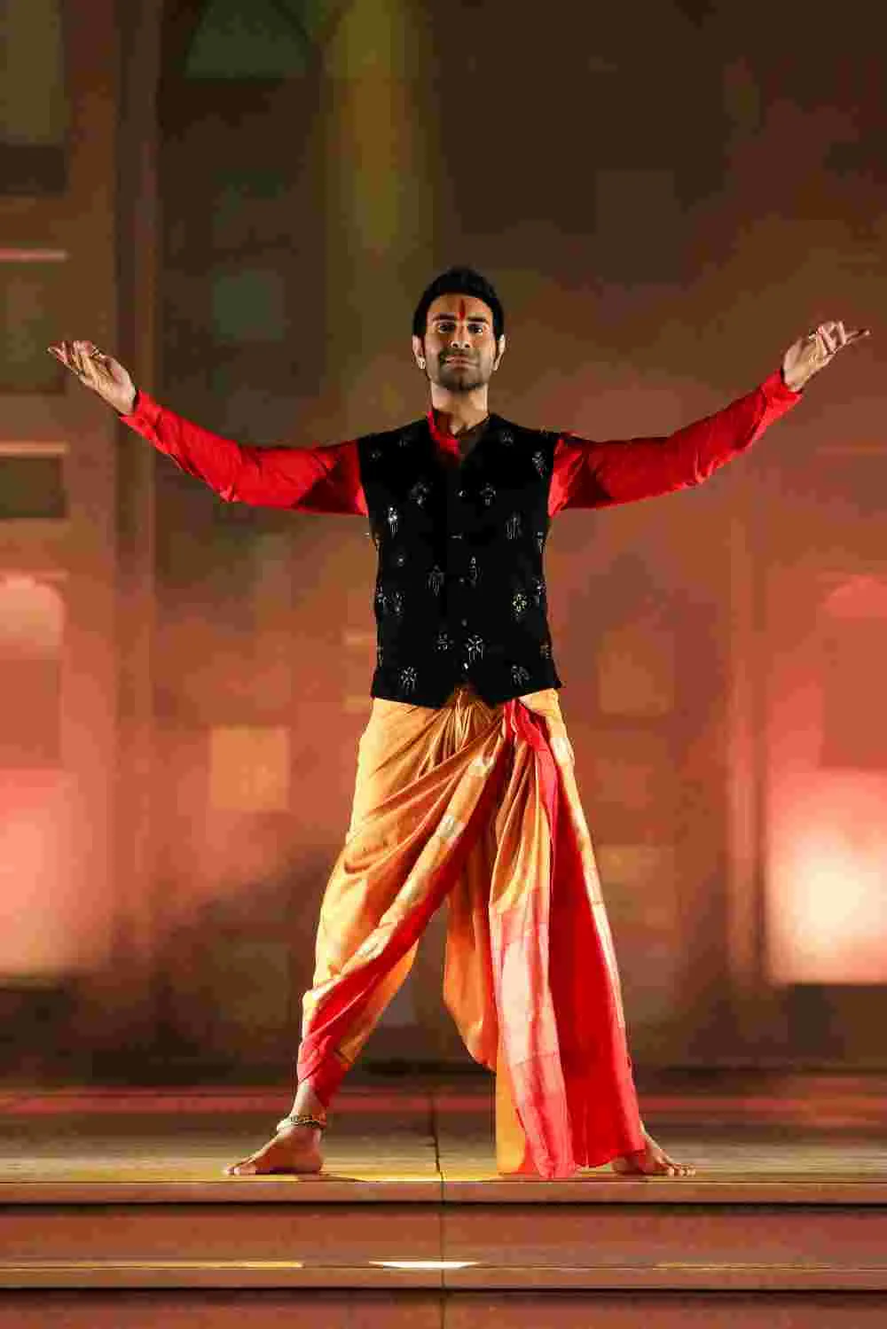 Sandip Soparrkar Dazzles in Banarsi Collection Showcase (1).JPG