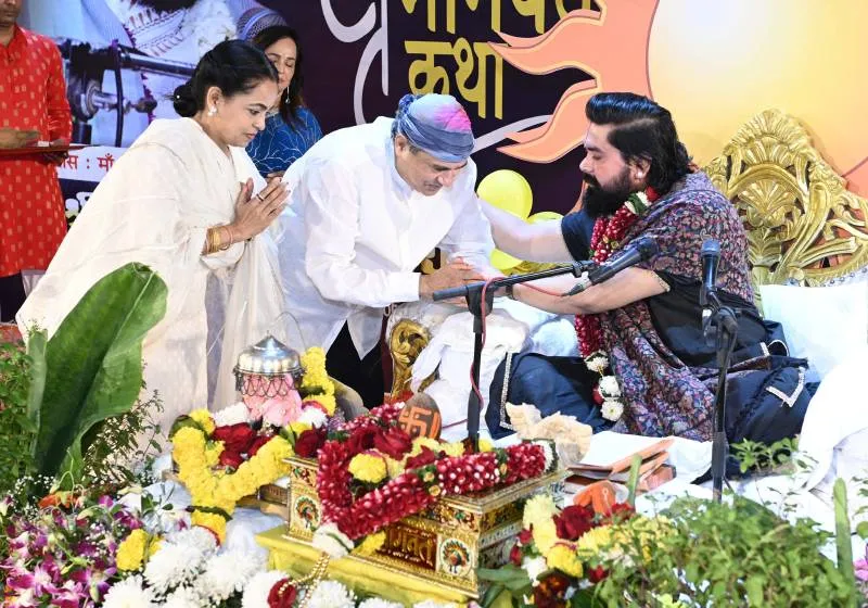 Padma Wadkar ,Smita Thackeray, Suresh Wadkar & Tulsi Ji Maharaj