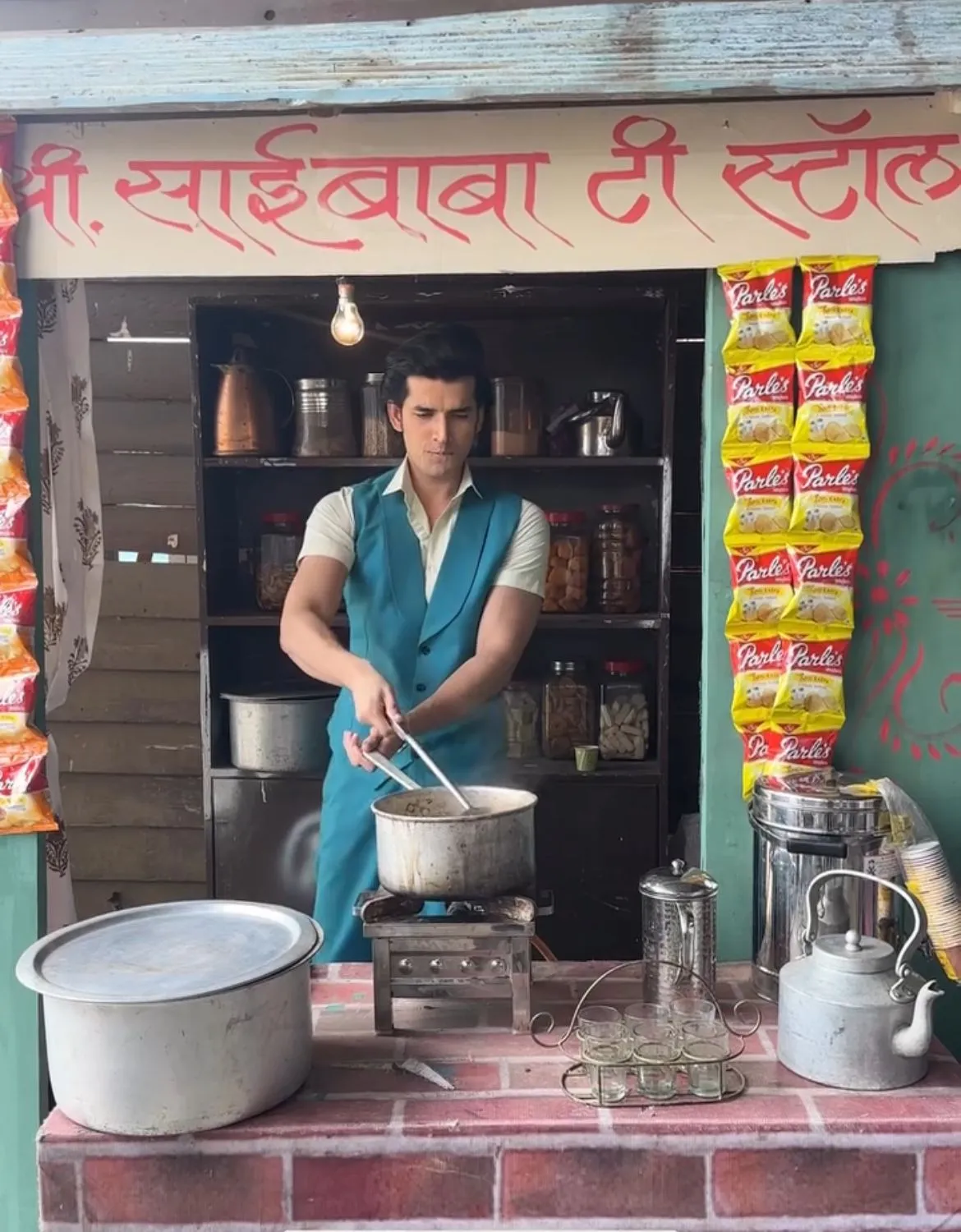 Paras Kalnawat delights Kundali Bhagya cast and crew with a ‘kadak’ Chai treat