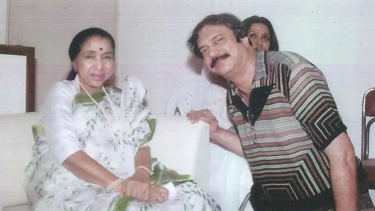 Asha-Bhosle-with-Sr-journalist-Chaitanya-Padukone.jpg