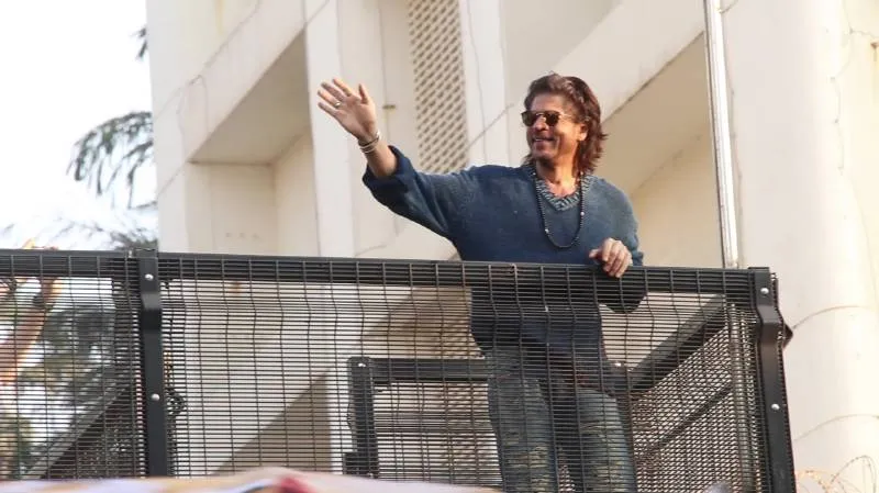 Shahrukh at his bungalow Mannat (1)