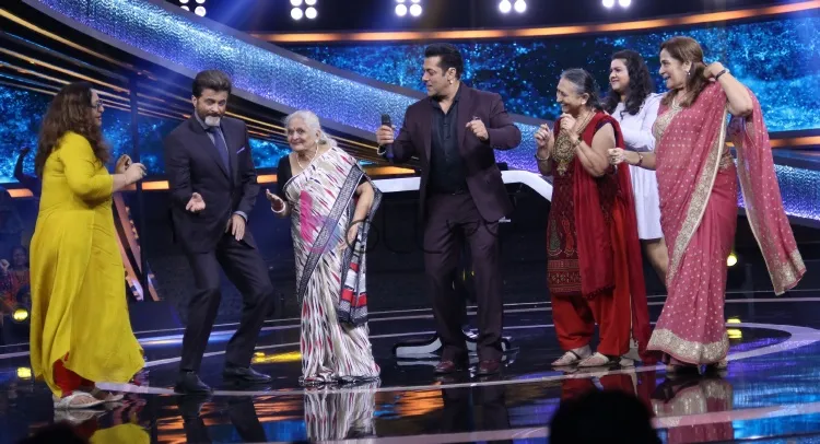 Anil Kapoor shakes a leg on the song 'My name is Lakhan' with some fans on Dus Ka Dum
